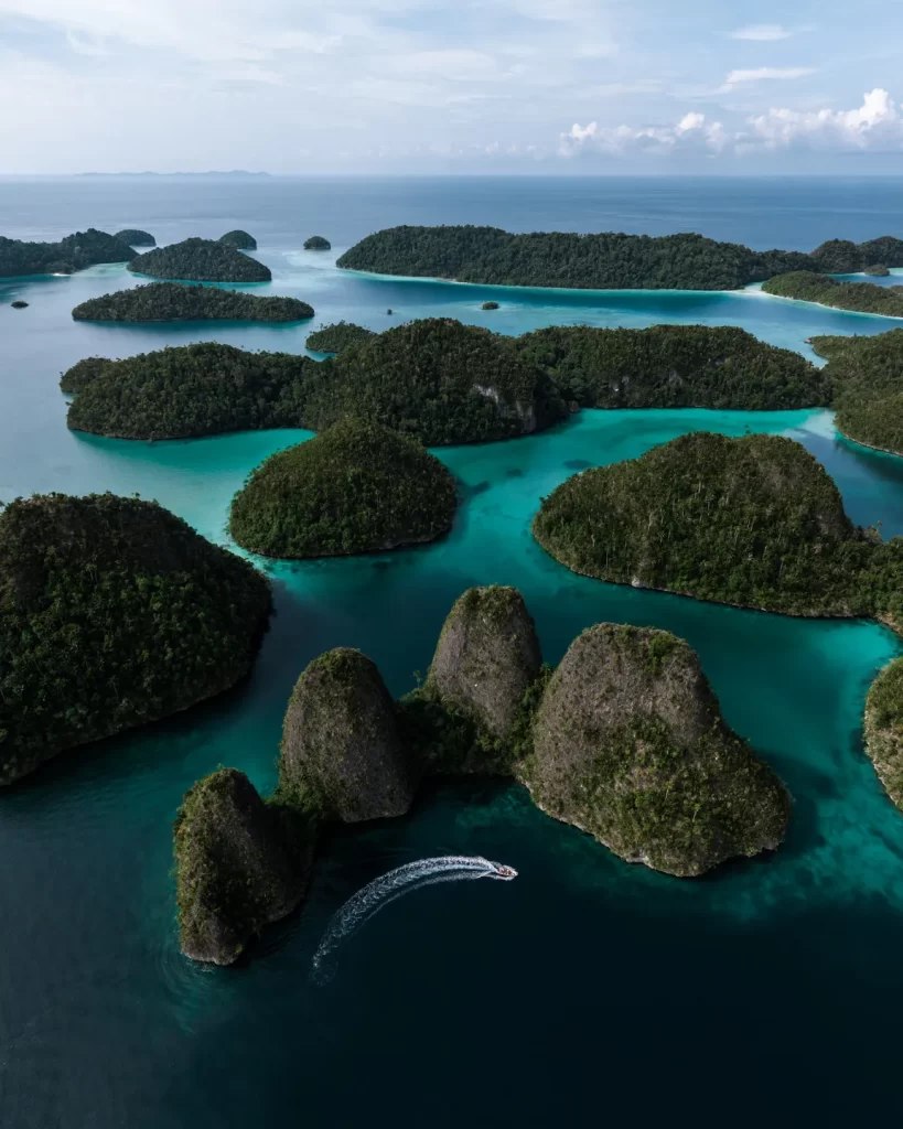 Anne Bonny speed boat in Wayag ,Raja Ampat